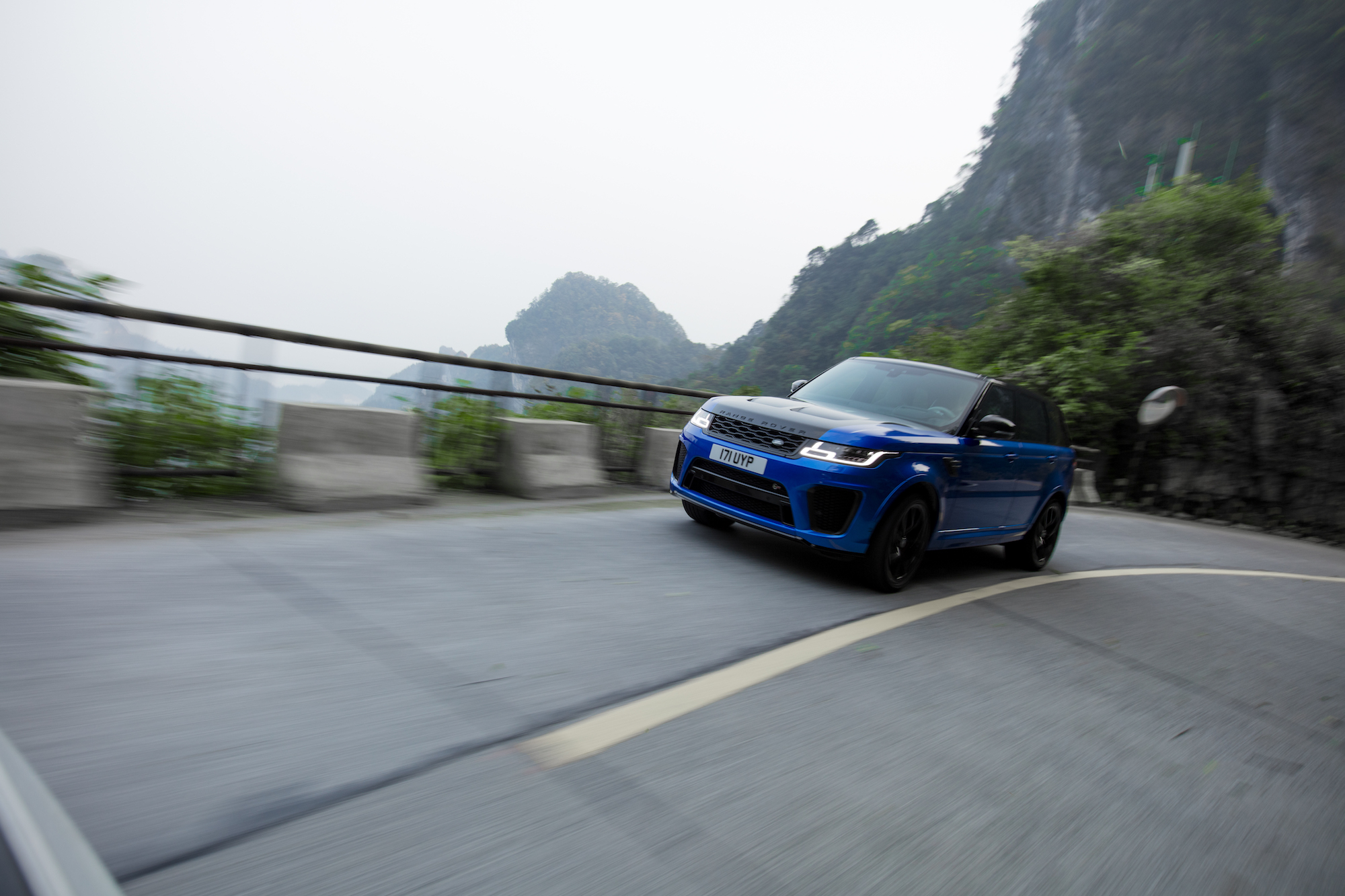 Range Rover Sport SVR Beats Ferrari 458 Italia Record on Tianmen Road