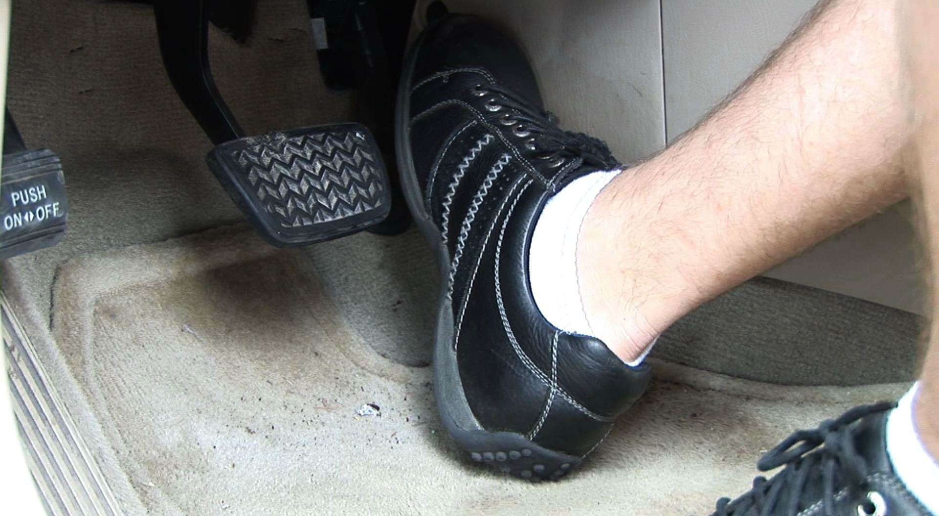 what shoes can you wear while driving