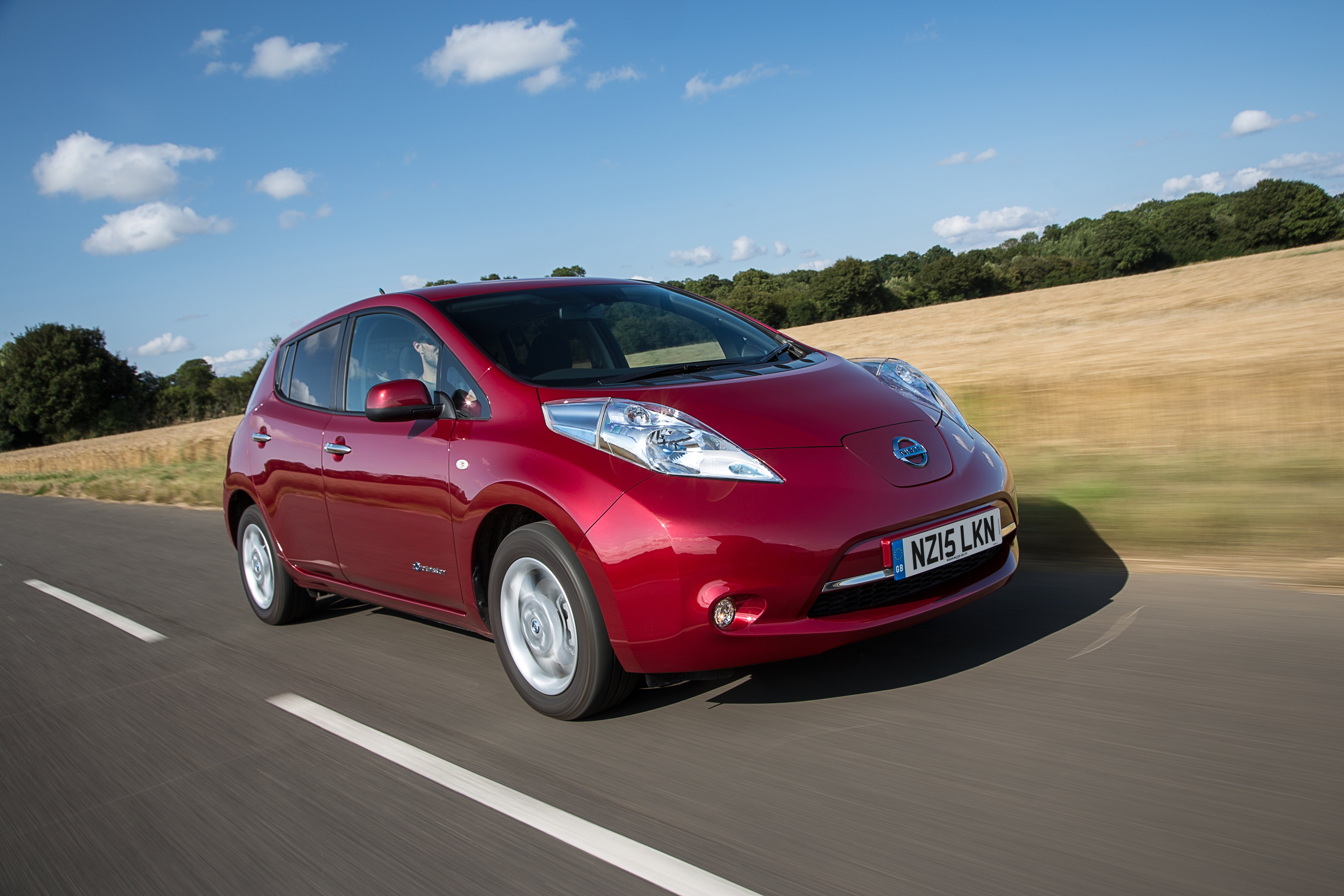 Nissan leaf. Ниссан лиф 2 электромобиль. Электромашина Ниссан лиф. Ниссан лиф азео электромобиль. Ниссан электромобиль праворукий.