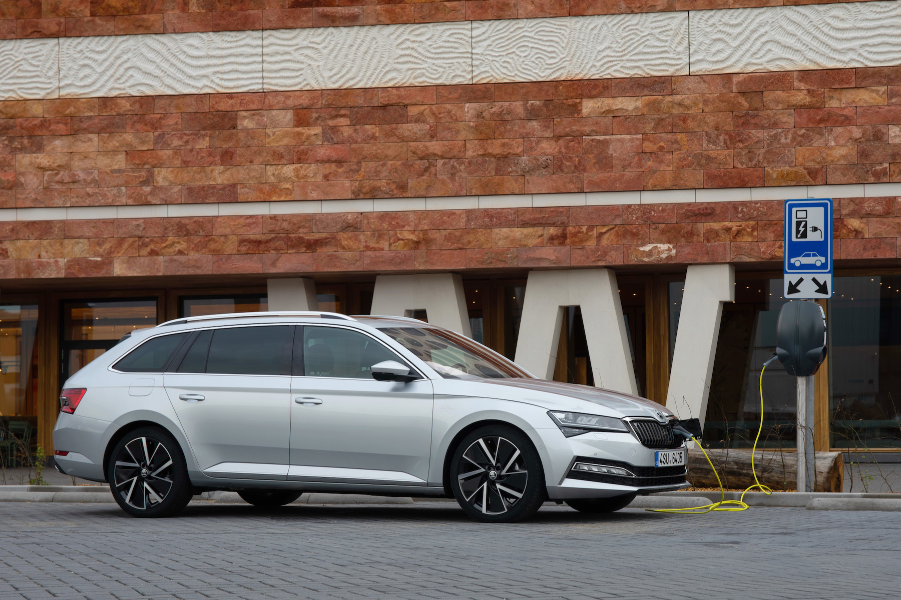 Skoda plug clearance in hybrid superb