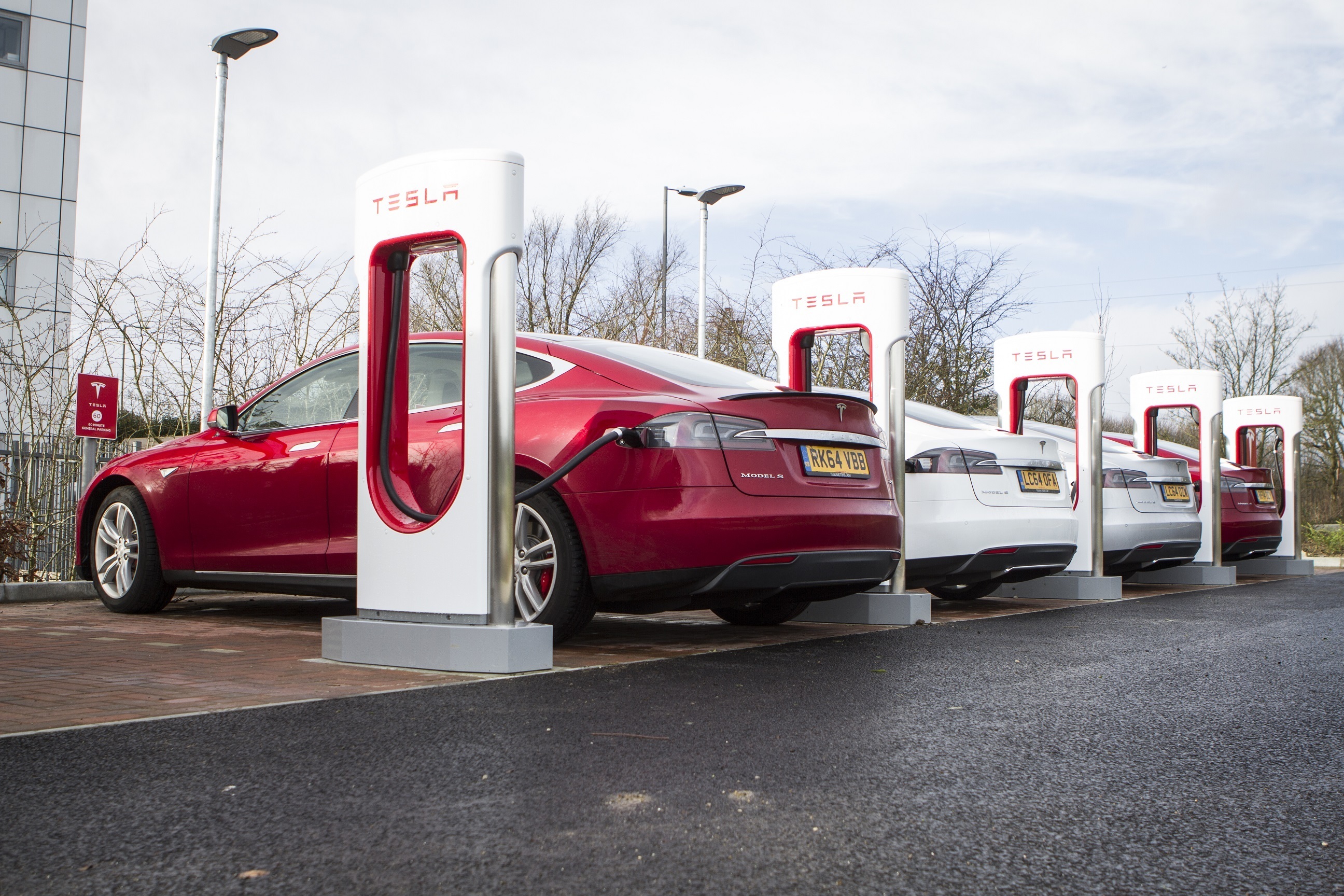 Заряди машину. Суперчарджер Тесла. Зарядная станция Tesla Supercharger. Электрокары Тесла и суперчарджер. Зарядка Tesla Supercharger.